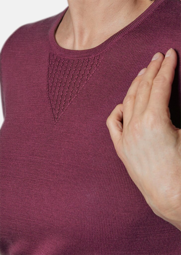 Sommerlicher Strickpullover mit Ajourmuster