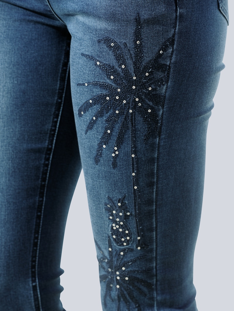 Jeans mit auffallender Stickereien