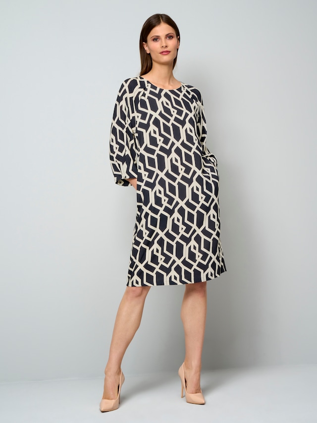 Kleid in grafischem Dessin 2