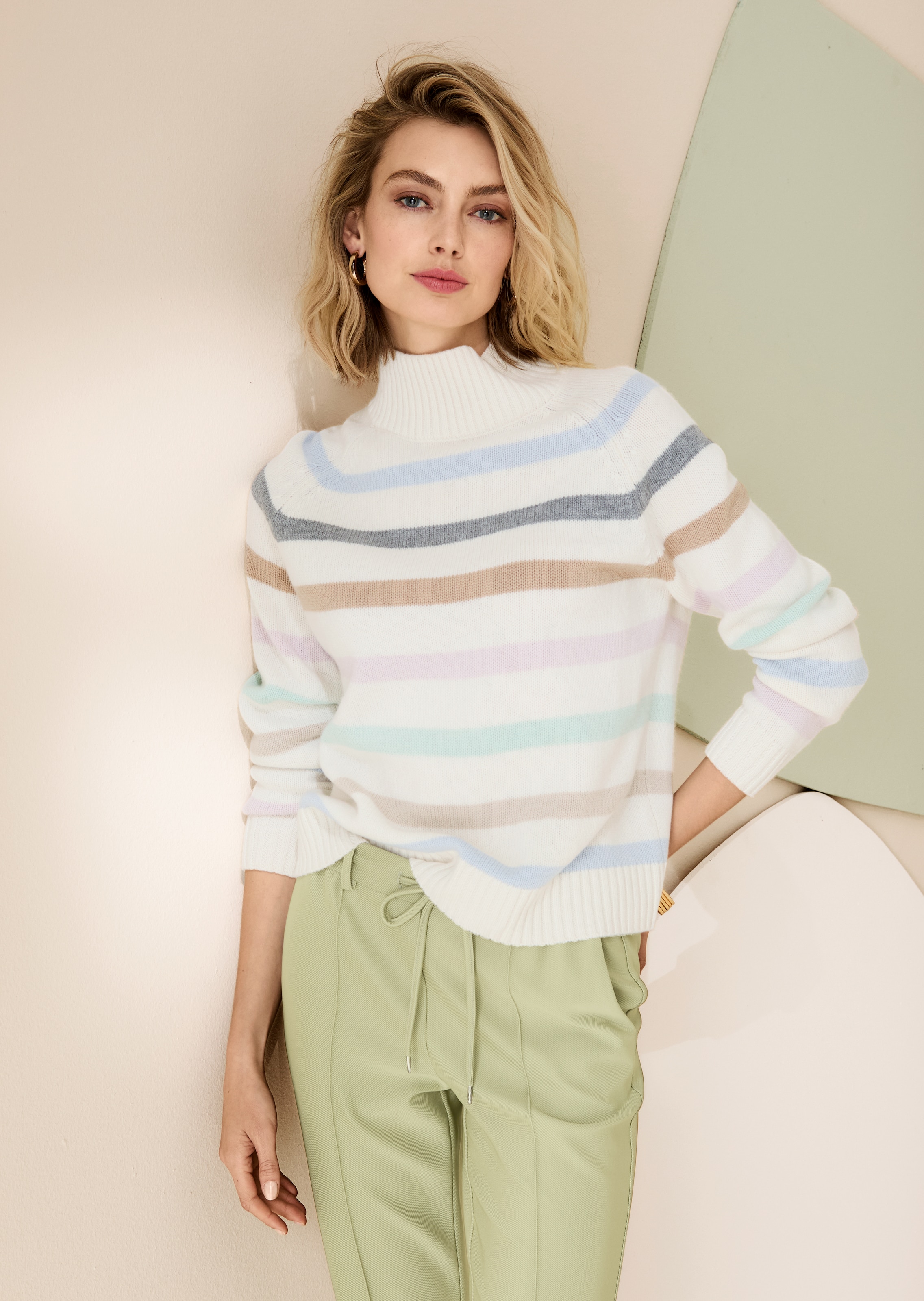 Stehkragen-Pullover im Ringel-Look