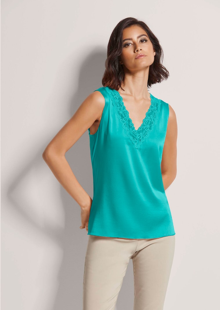 Lingerie-Top mit V-Ausschnitt und edler Spitze