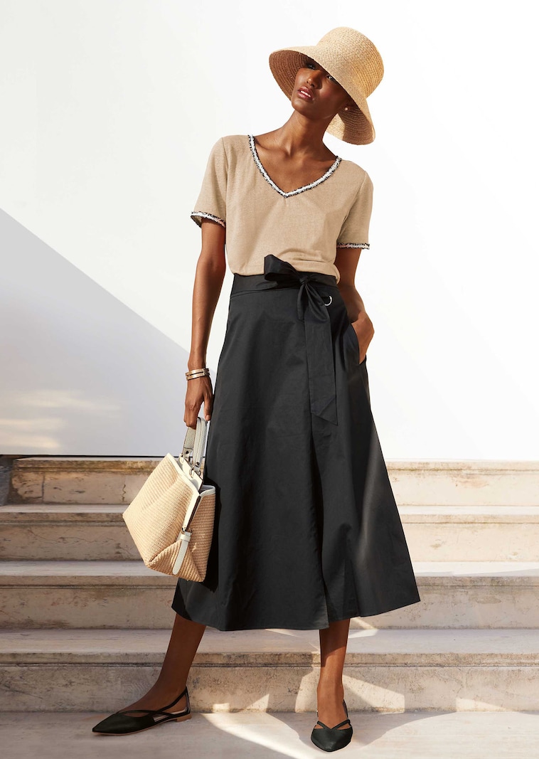 Fashionable midi length skirt