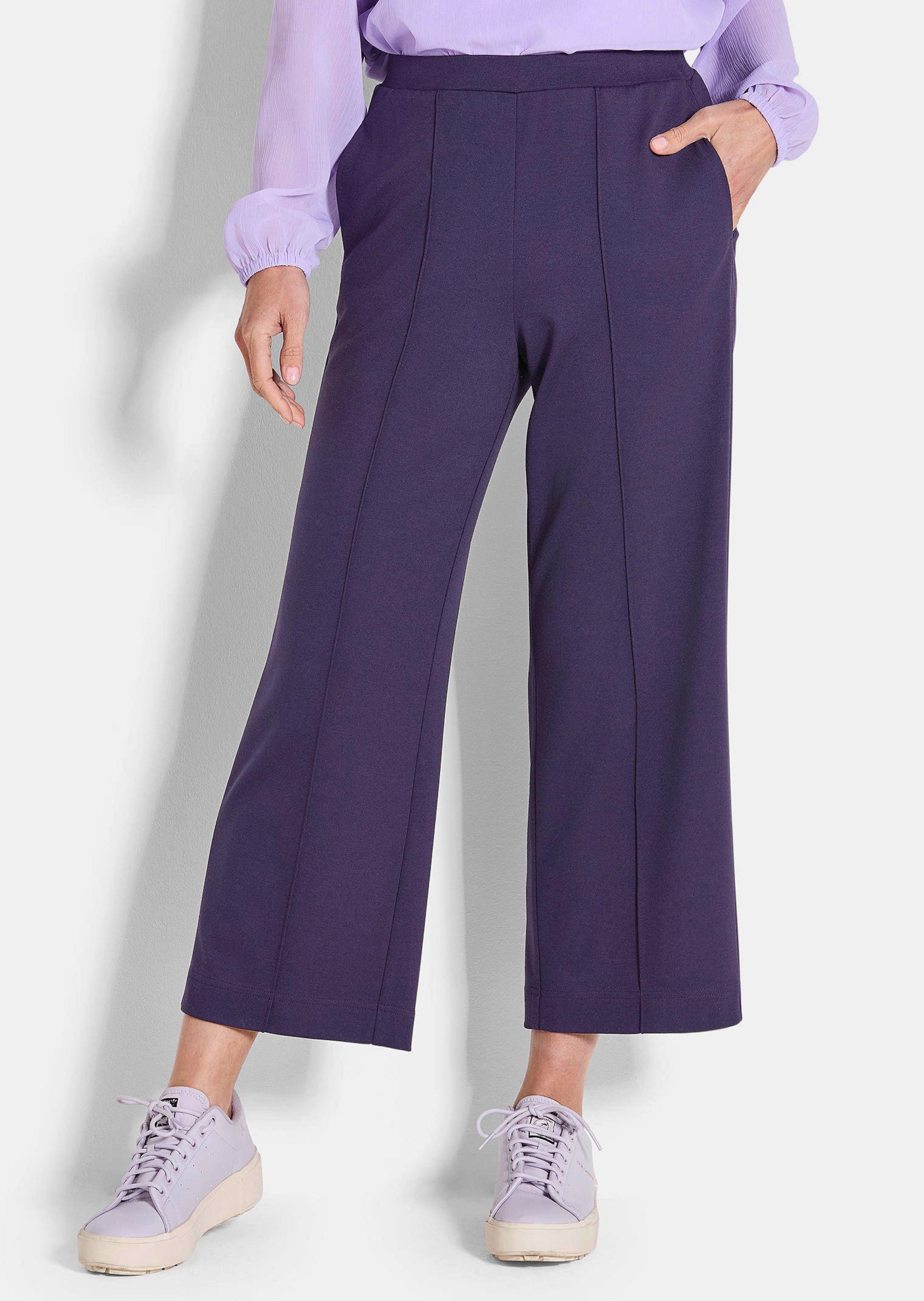 Moderne Hose mit streckenden Biesen