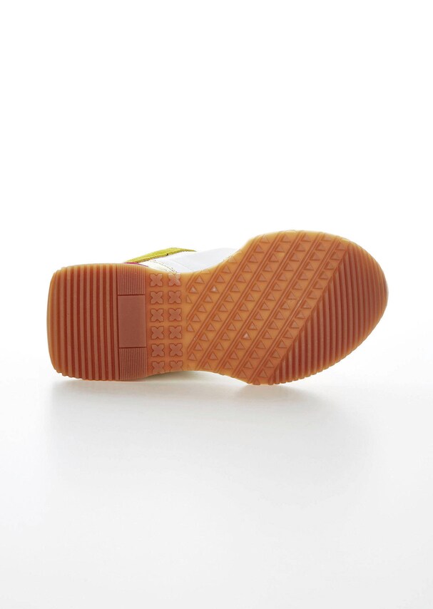 Sneaker mit modernem Materialmix 4