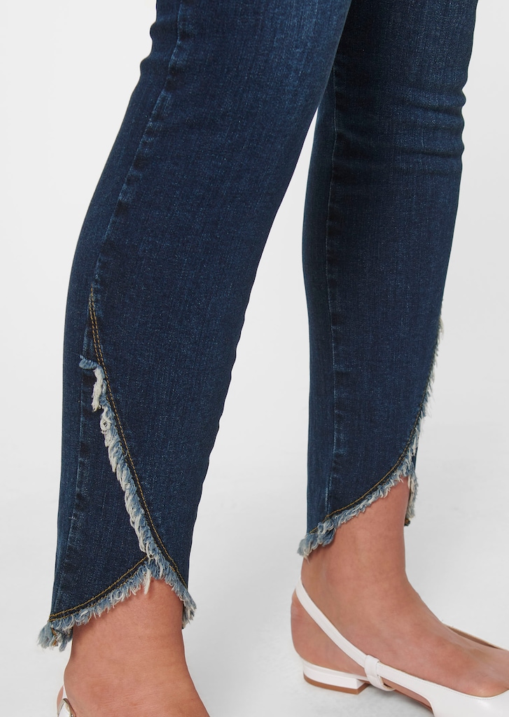 Schlanke Jeans mit Fransensaum 4