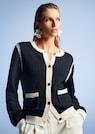 Strickjacke mit Zopfmuster und feinen Details thumbnail 7