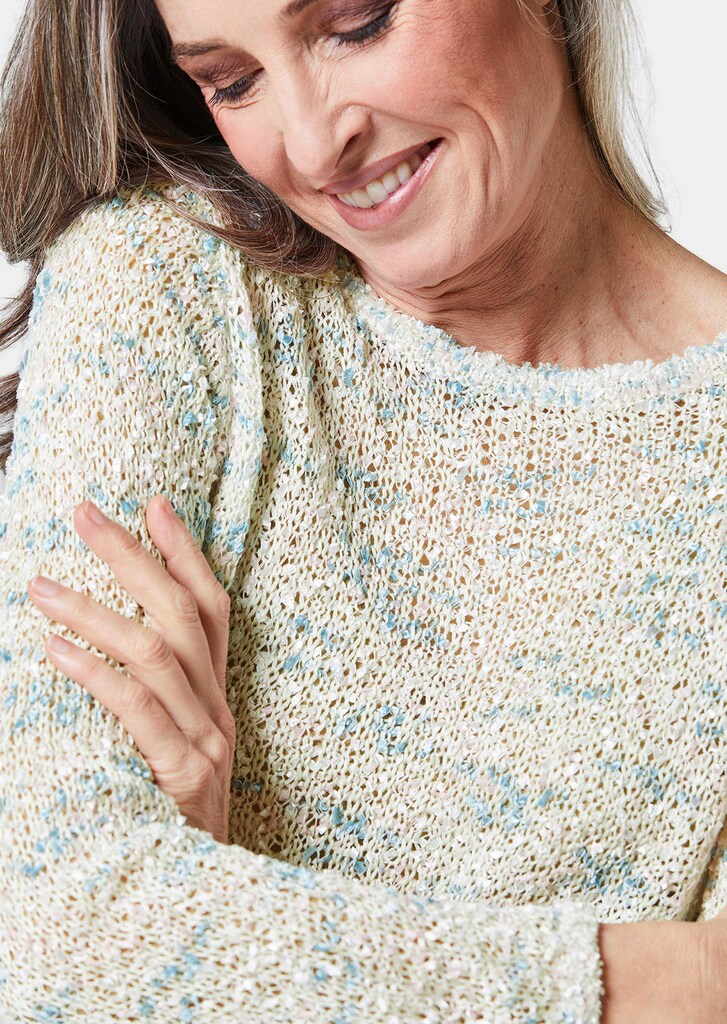 Effektvoller locker gestrickter Bändchengarnpullover