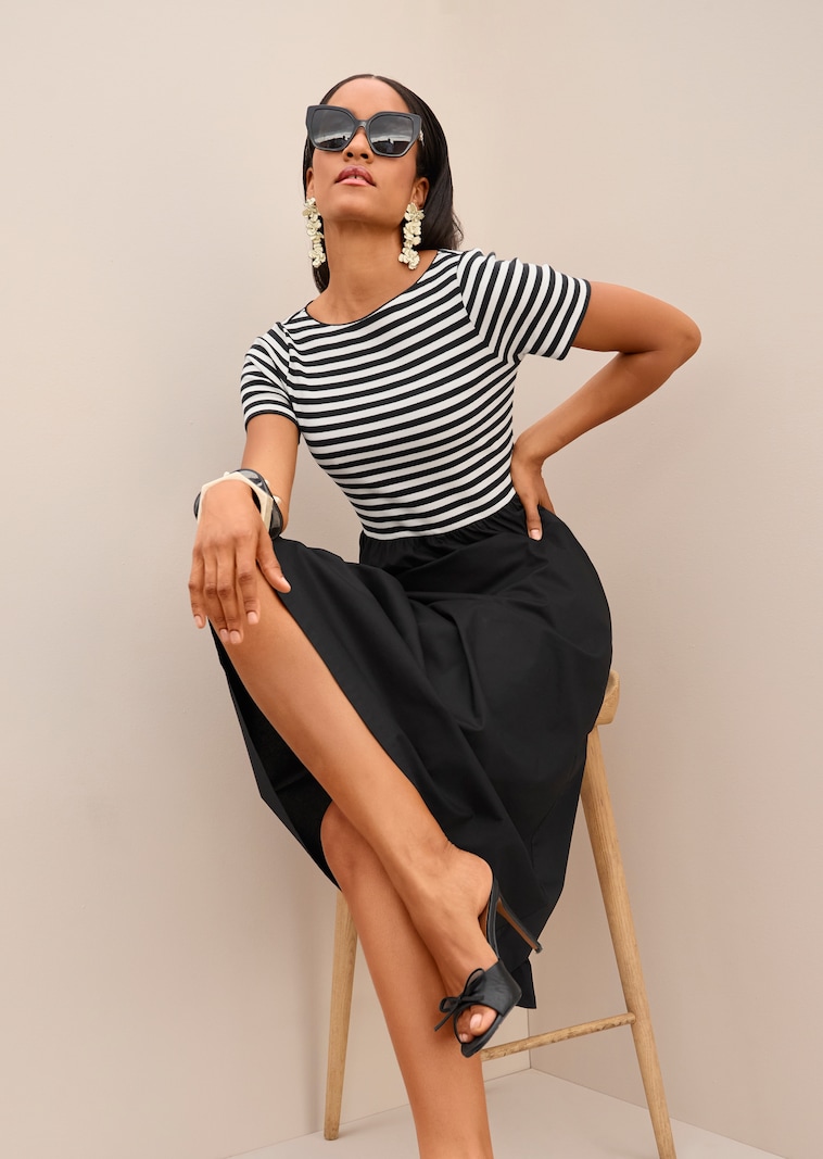 Streifenkleid im Materialmix