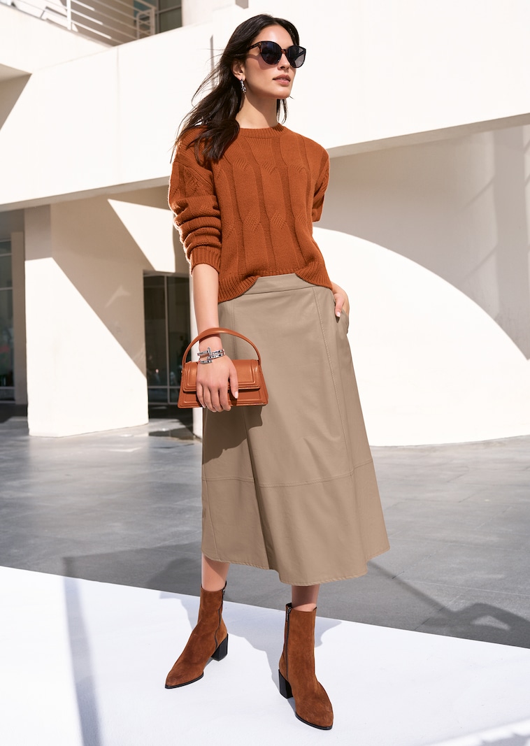 Kurzer Rollkragen-Pullover mit Zopfmuster