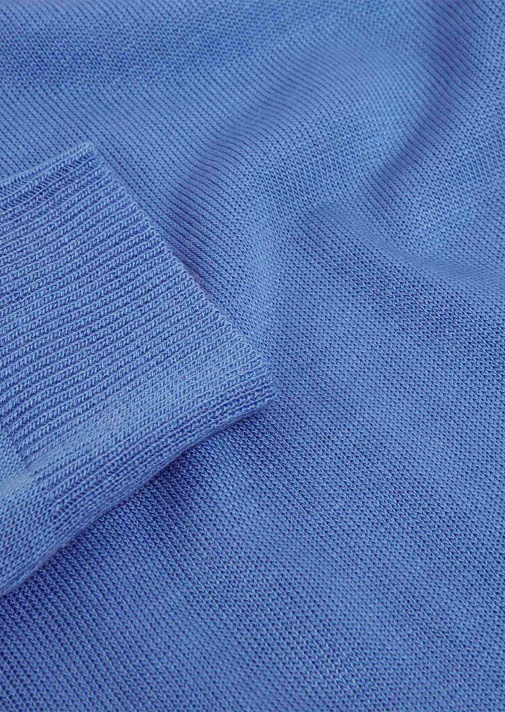 Locker sitzender Strickpullover