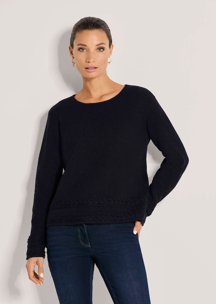 Rippenstrick-Pullover mit Zopfdetails