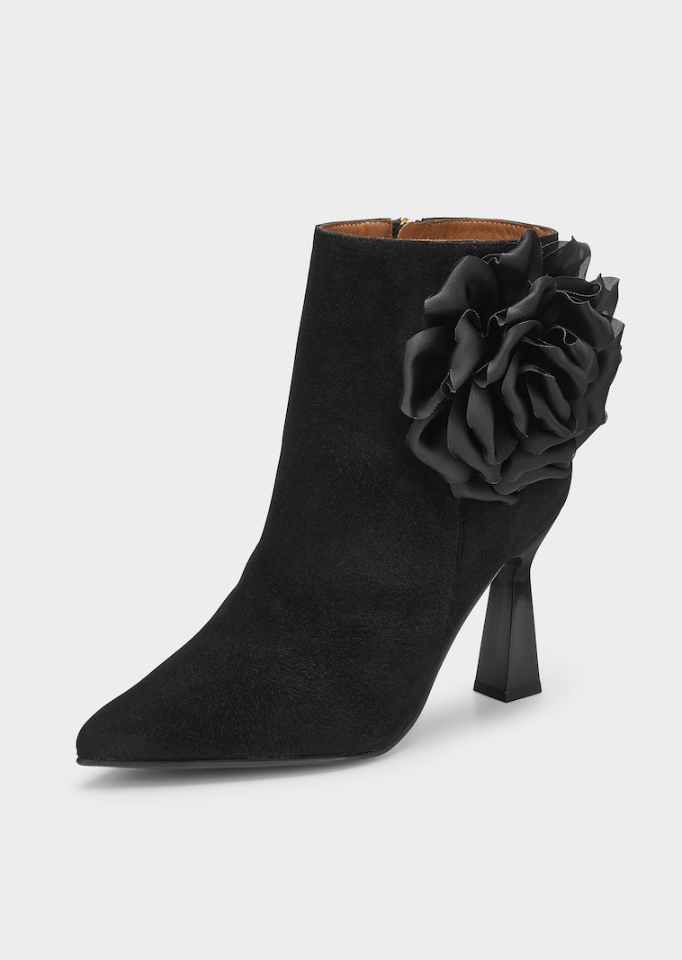 Wildleder-Stiefelette mit opulenter Blüte