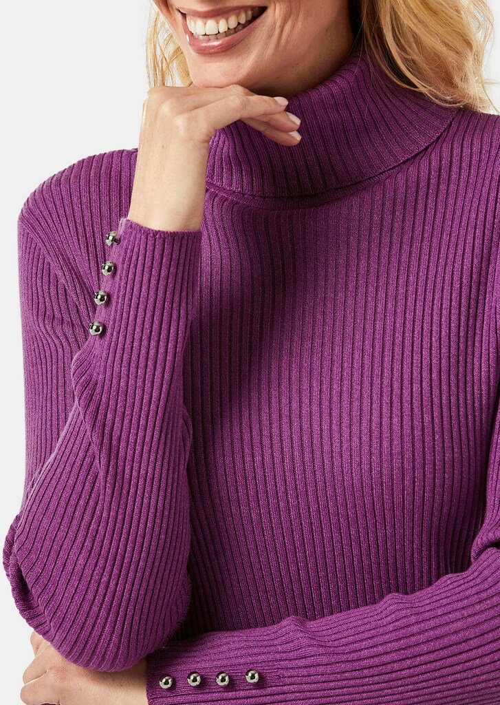 Eleganter Rollkragenpullover mit optischen Knöpfen
