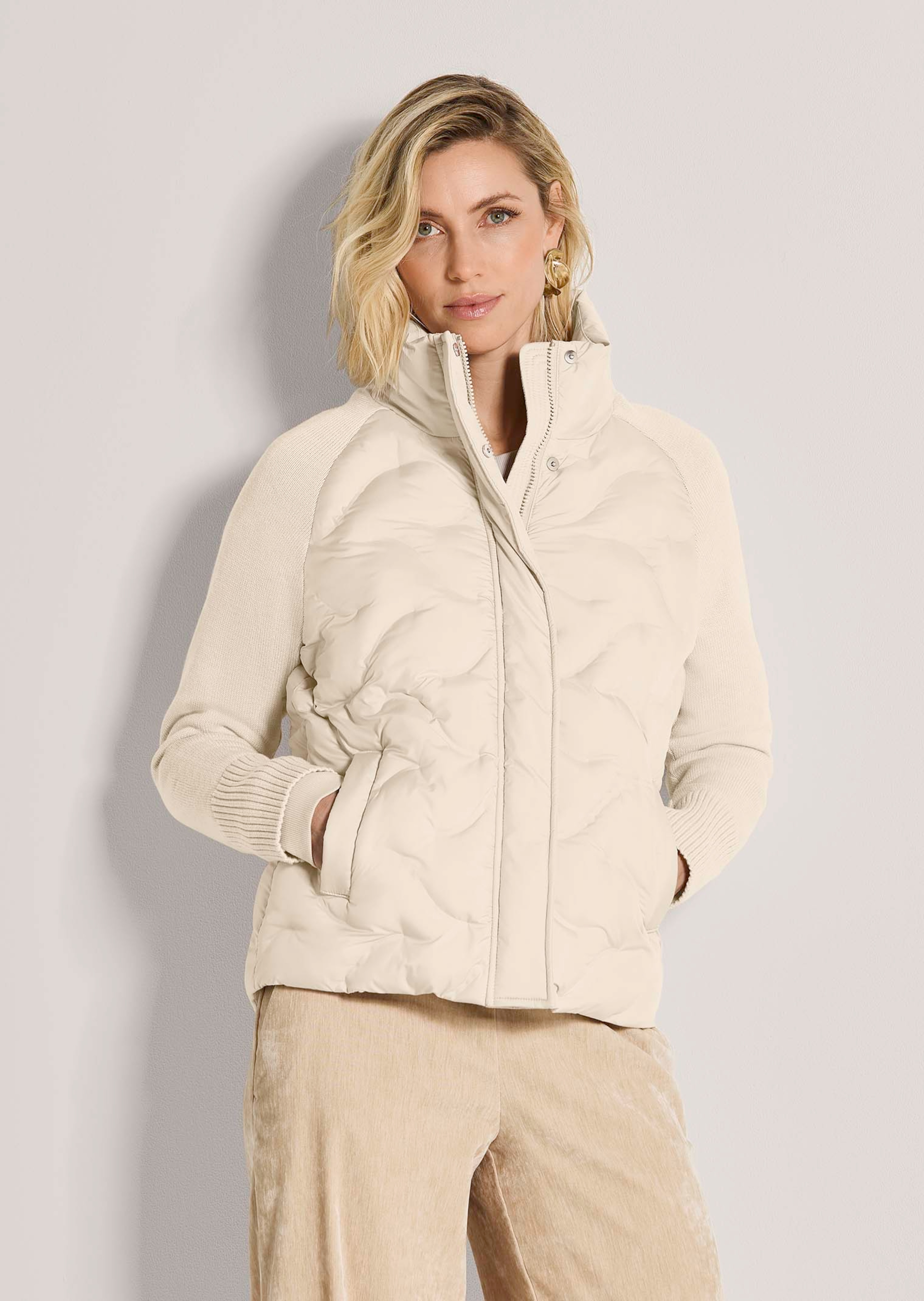 Steppjacke mit Strickärmeln und Stehkragen
