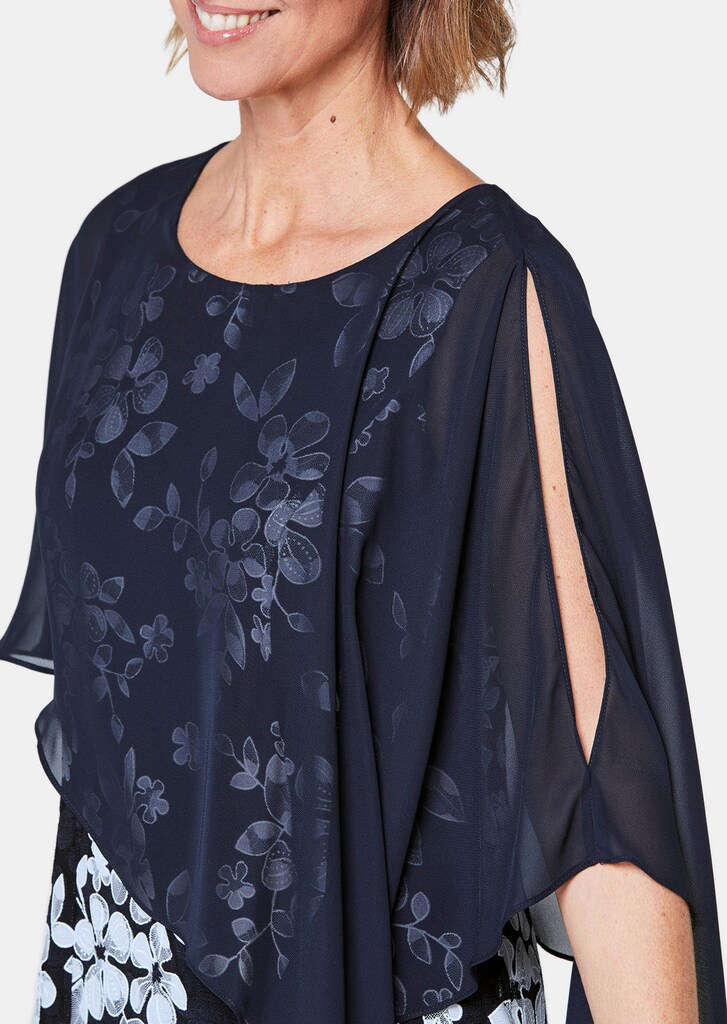 Kleid aus eleganter Spitze mit Chiffonüberwurf