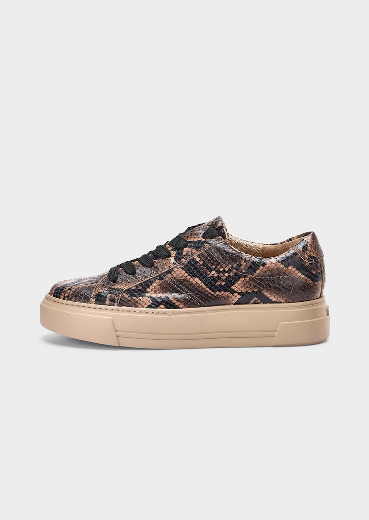 Sneaker mit Plateausohle und Snake-Print
