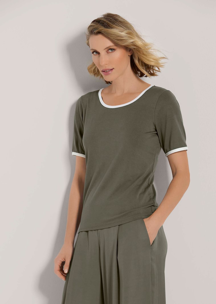 Halbarm-Shirt mit kontraststarken Paspeln