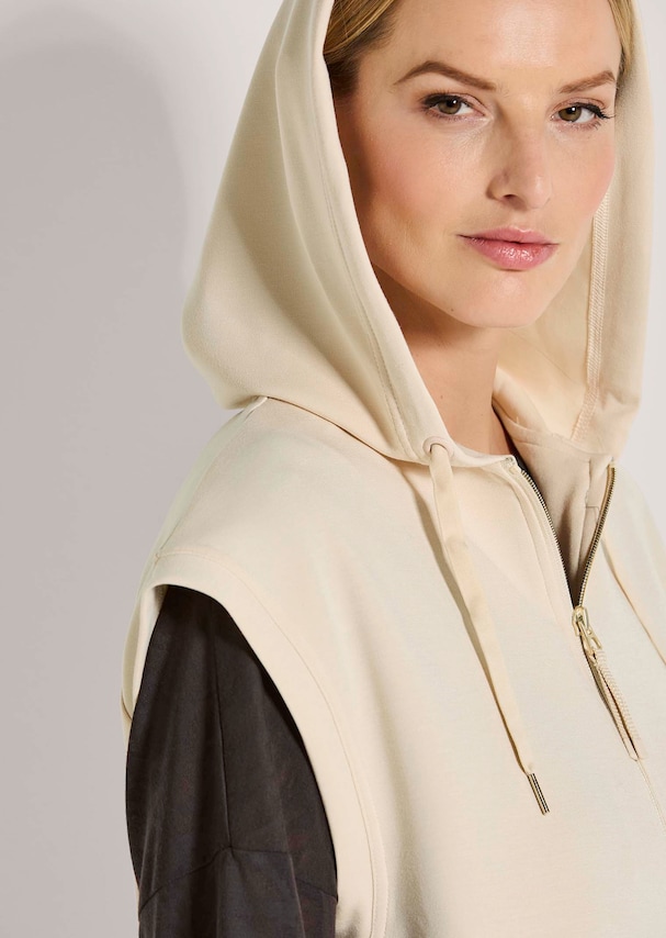 Sportliches Kapuzen-Sweatshirt ohne Arm 4