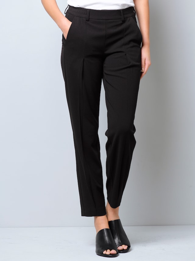 Hose mit Bügelfalten und Saumschlitzen