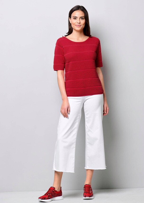 Pullover mit femininem Strickmuster 1