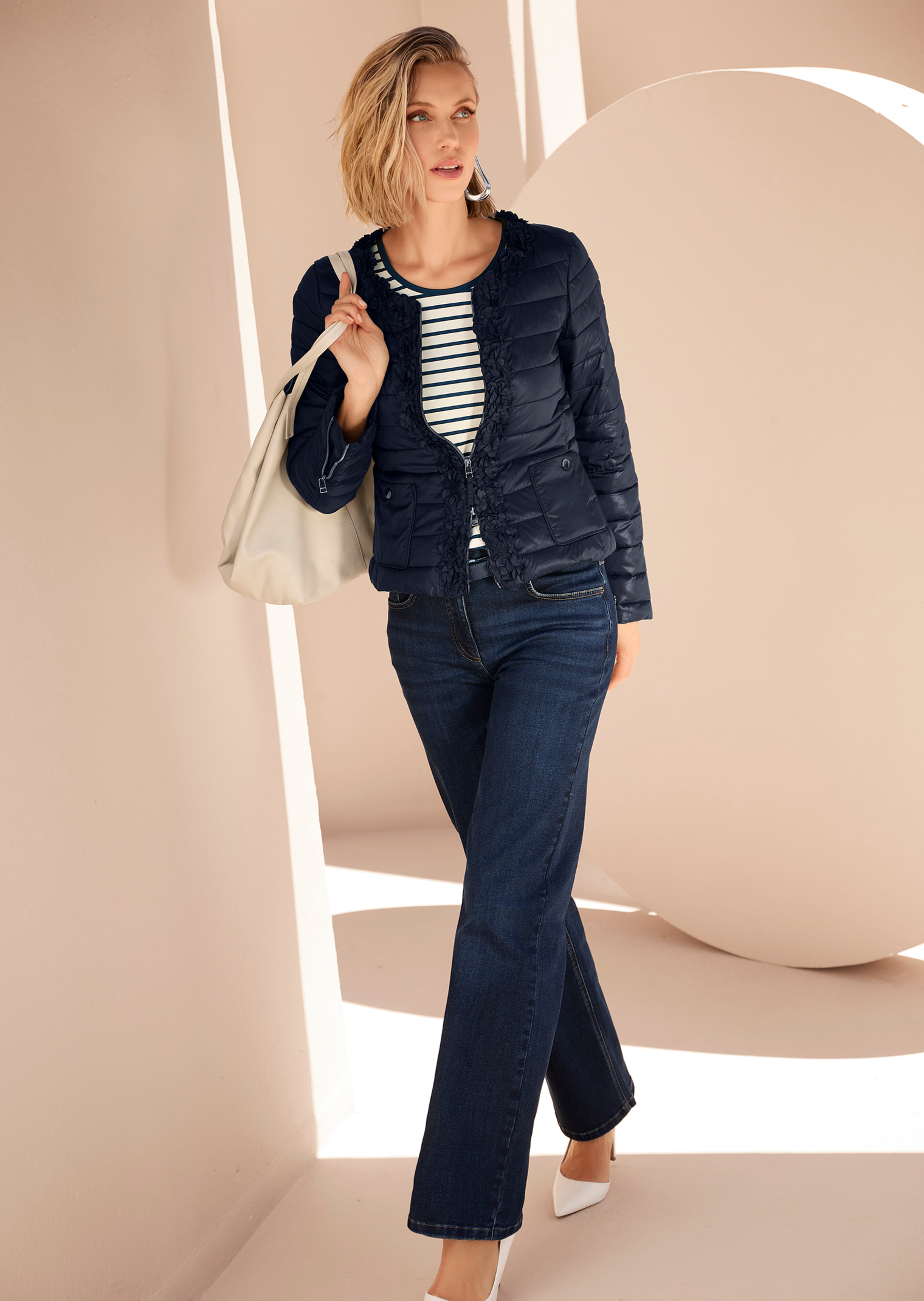 Wattierte Steppjacke mit Blüten-Dekoration