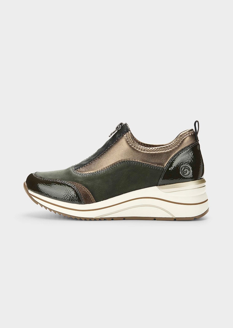 Sneaker mit Metallic- und Lackakzenten