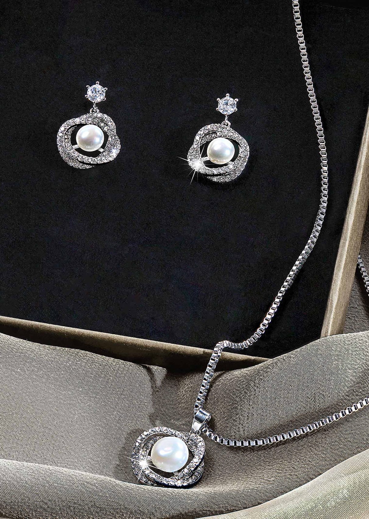 Schmuck-Set aus Kette und Ohrsteckern