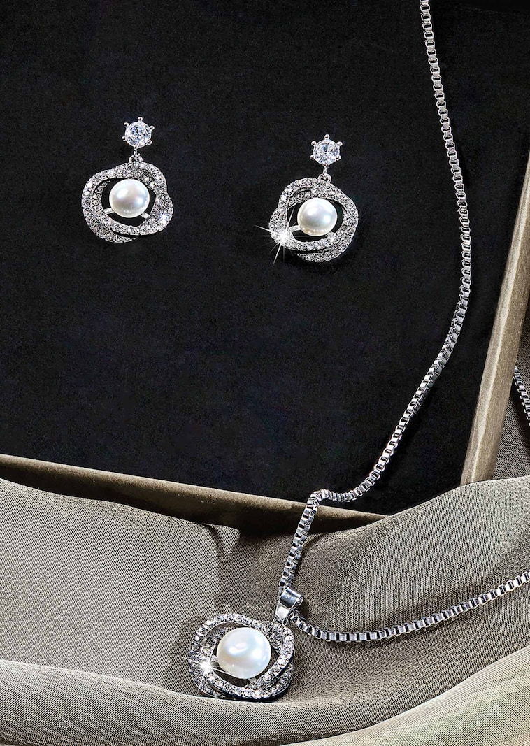 Schmuck-Set aus Kette und Ohrsteckern