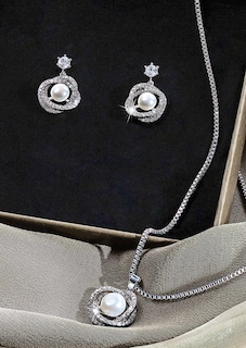 Sieradenset van ketting en oorstekers thumbnail 1