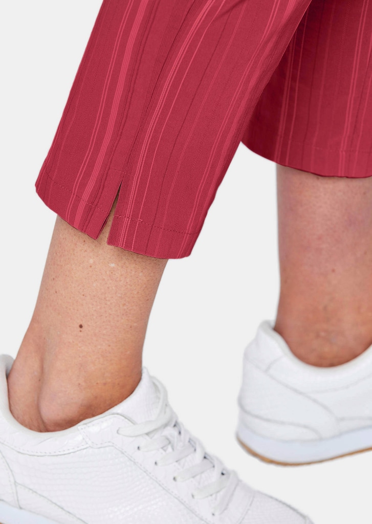 Verkürzte Strukturhose in elastischer Ware