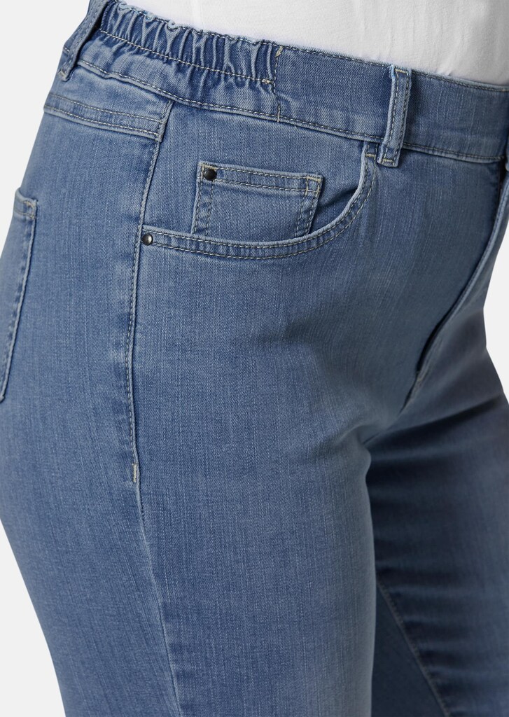 Angenehme Jeanshose mit modischem Saumabschluss