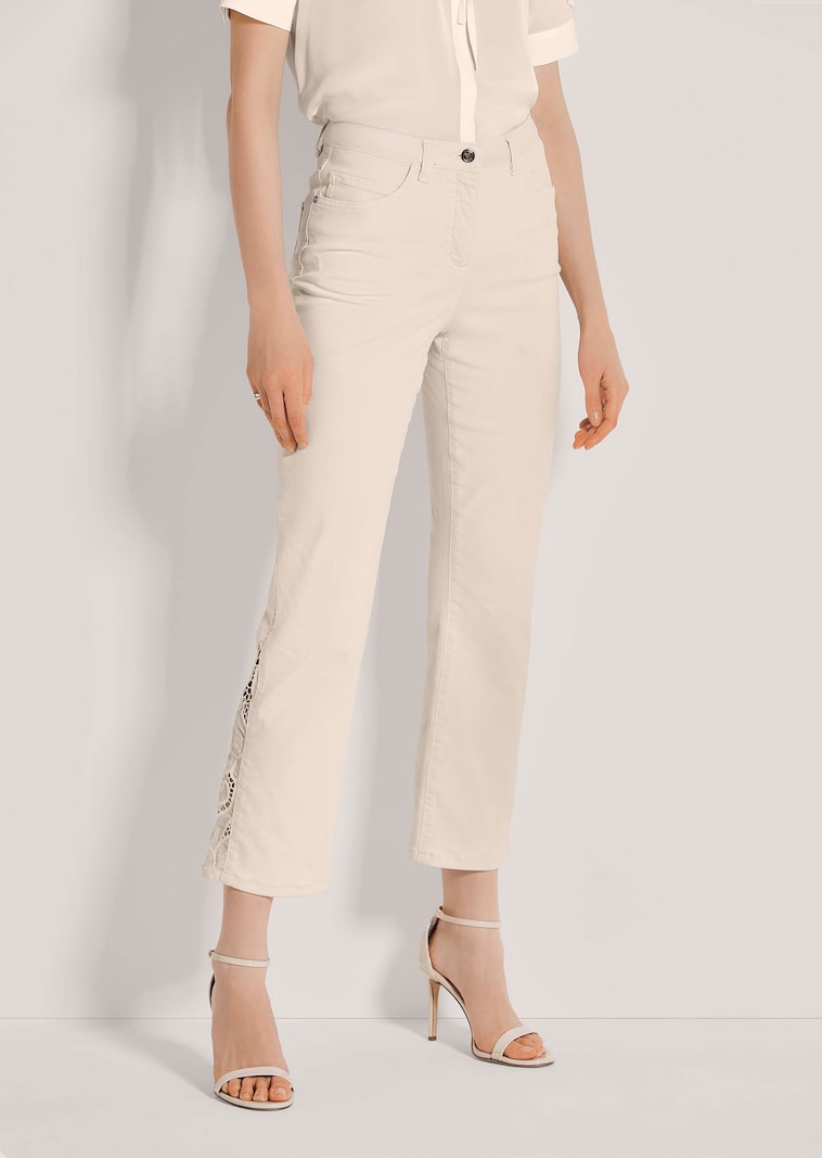Ausgestellte Jeans mit Spitze
