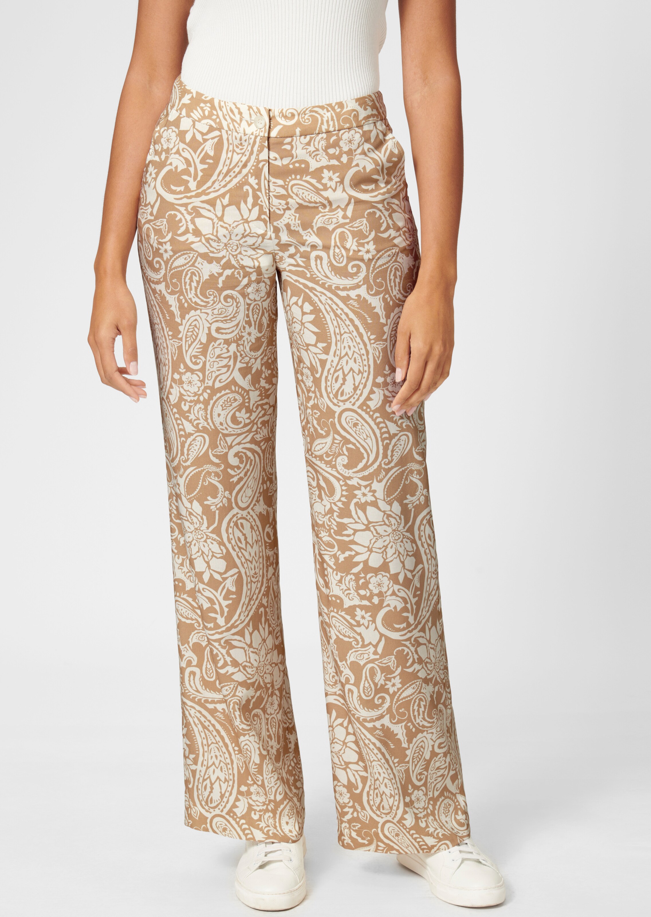 Wide trousers with paisley pattern