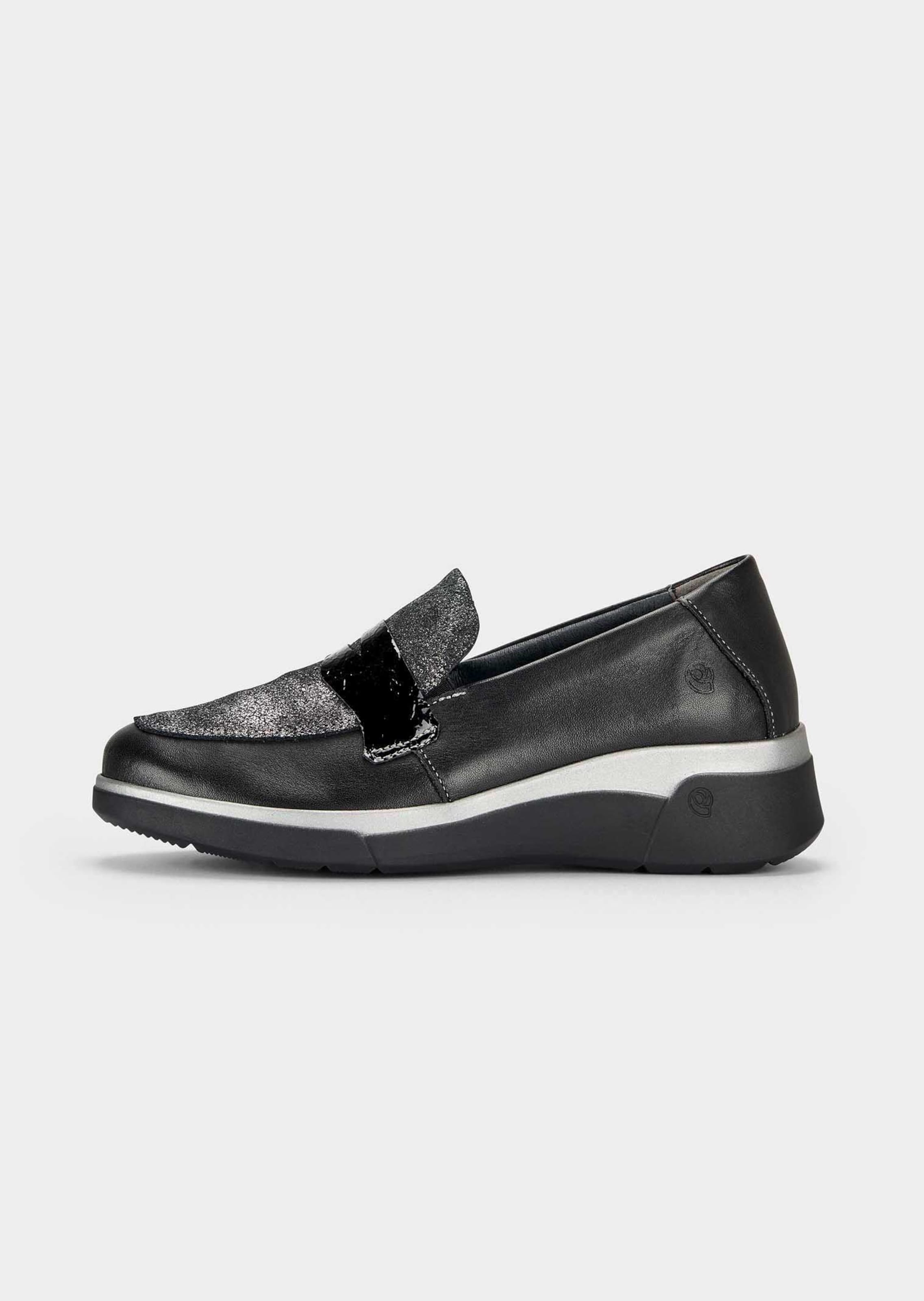 Glinsterende schoenen met lakaccenten