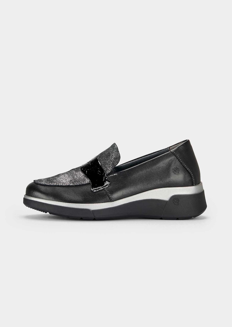 Glinsterende schoenen met lakaccenten