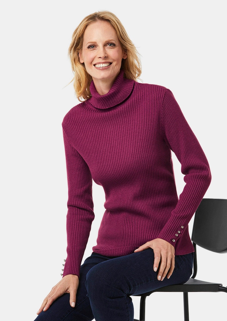 Eleganter Rollkragenpullover mit optischen Knöpfen