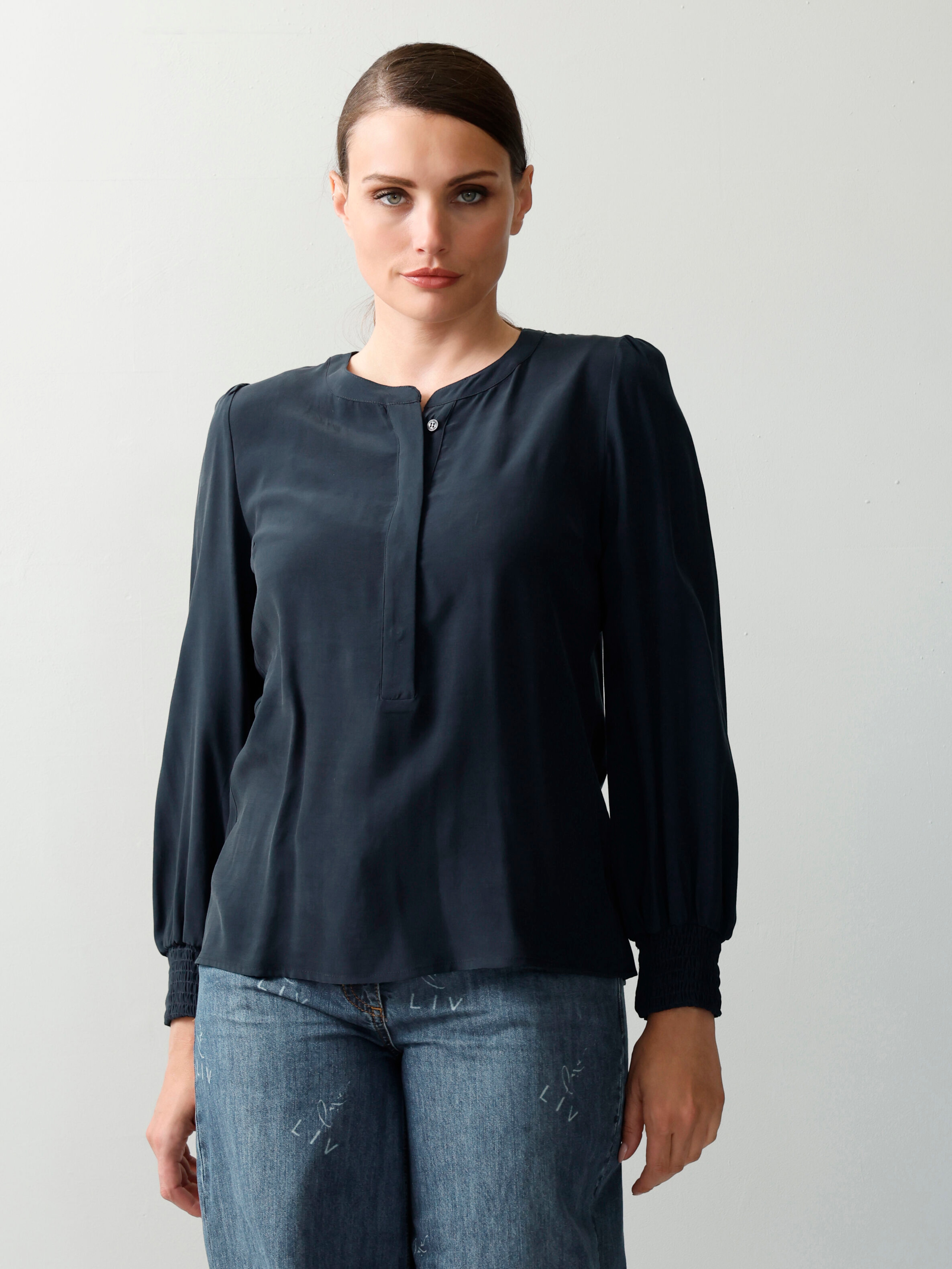 Bluse mit halber Knopfleiste
