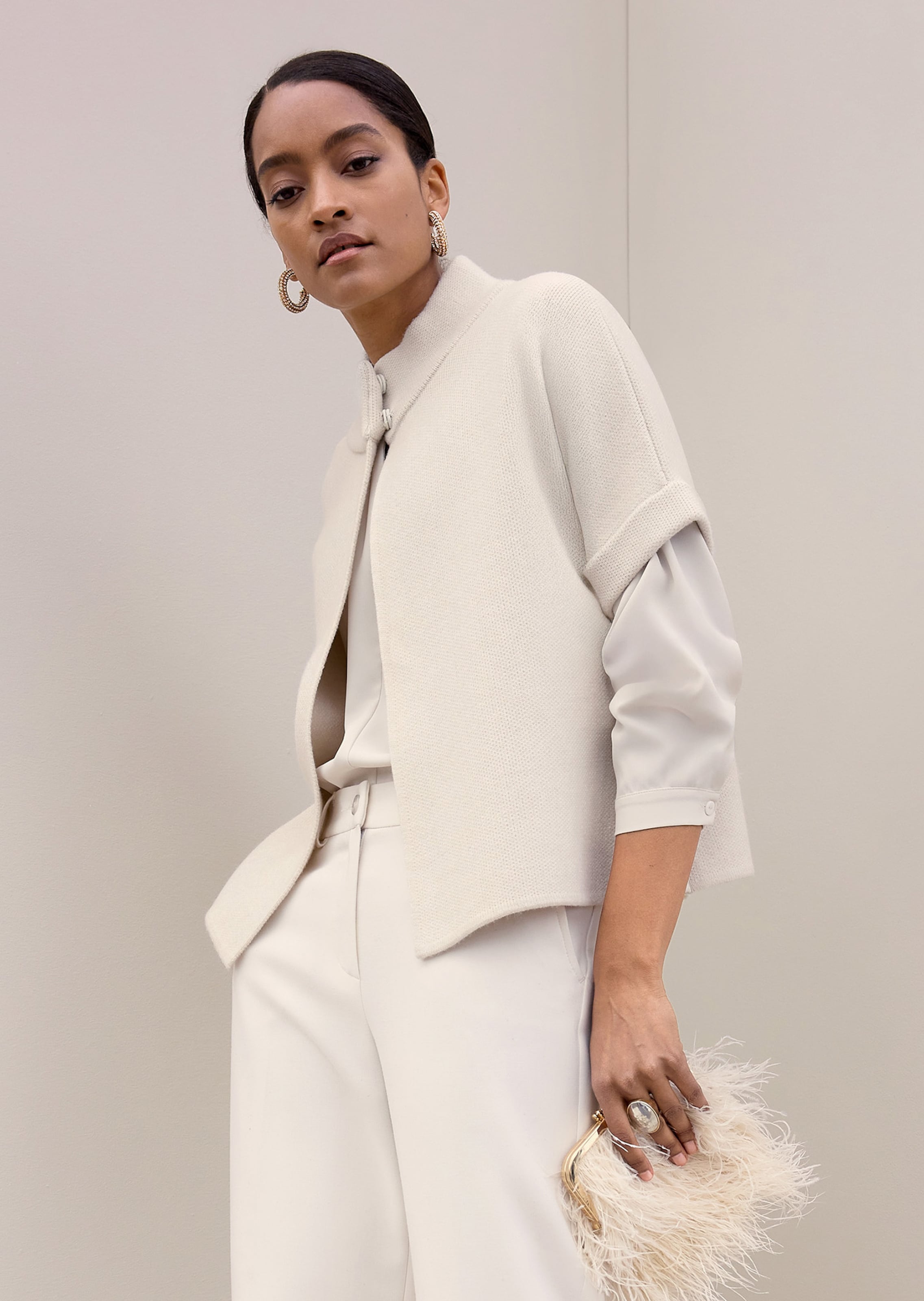 Kurze Strickjacke in Cape-Form