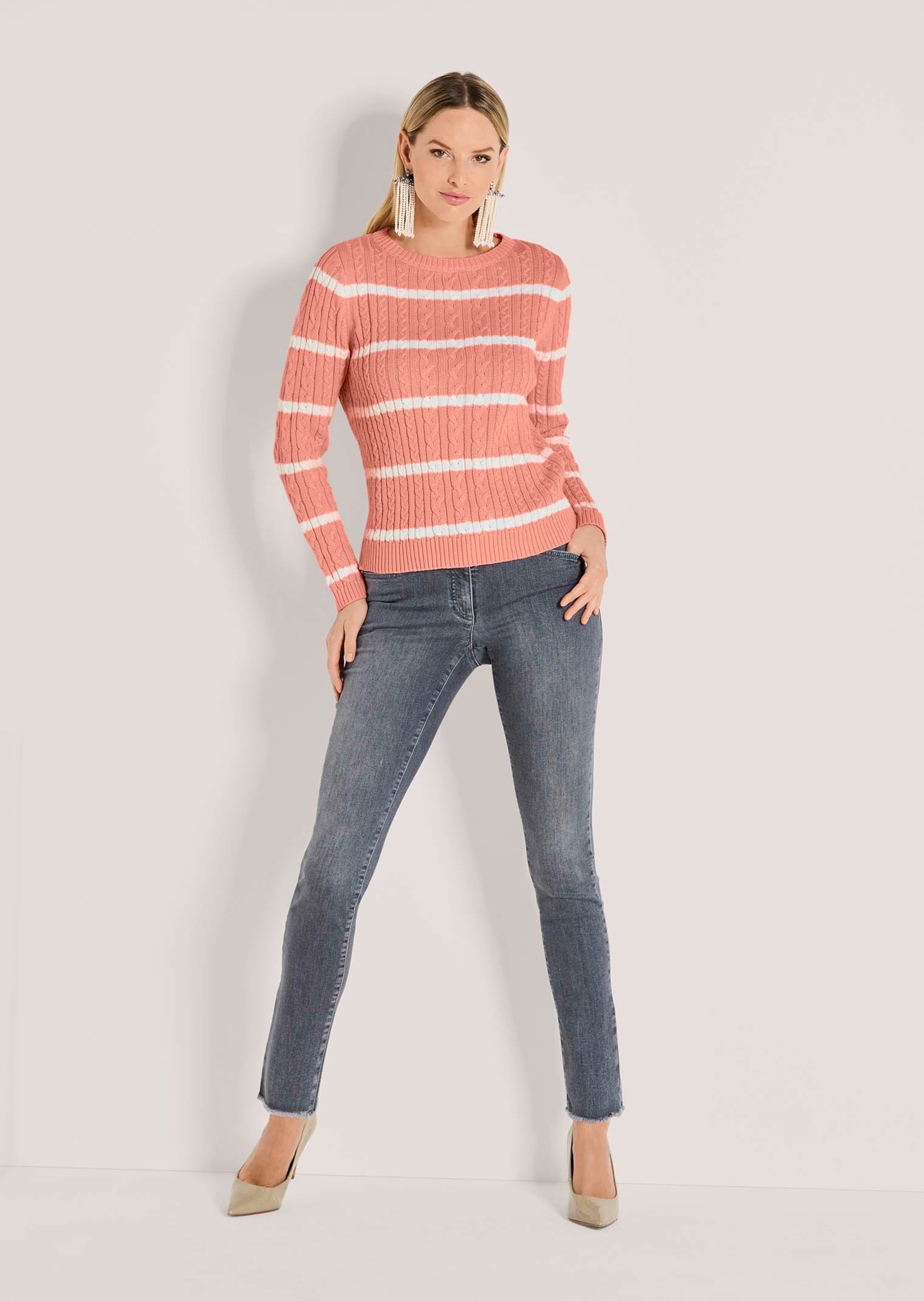 Strickpullover mit Zopfmuster