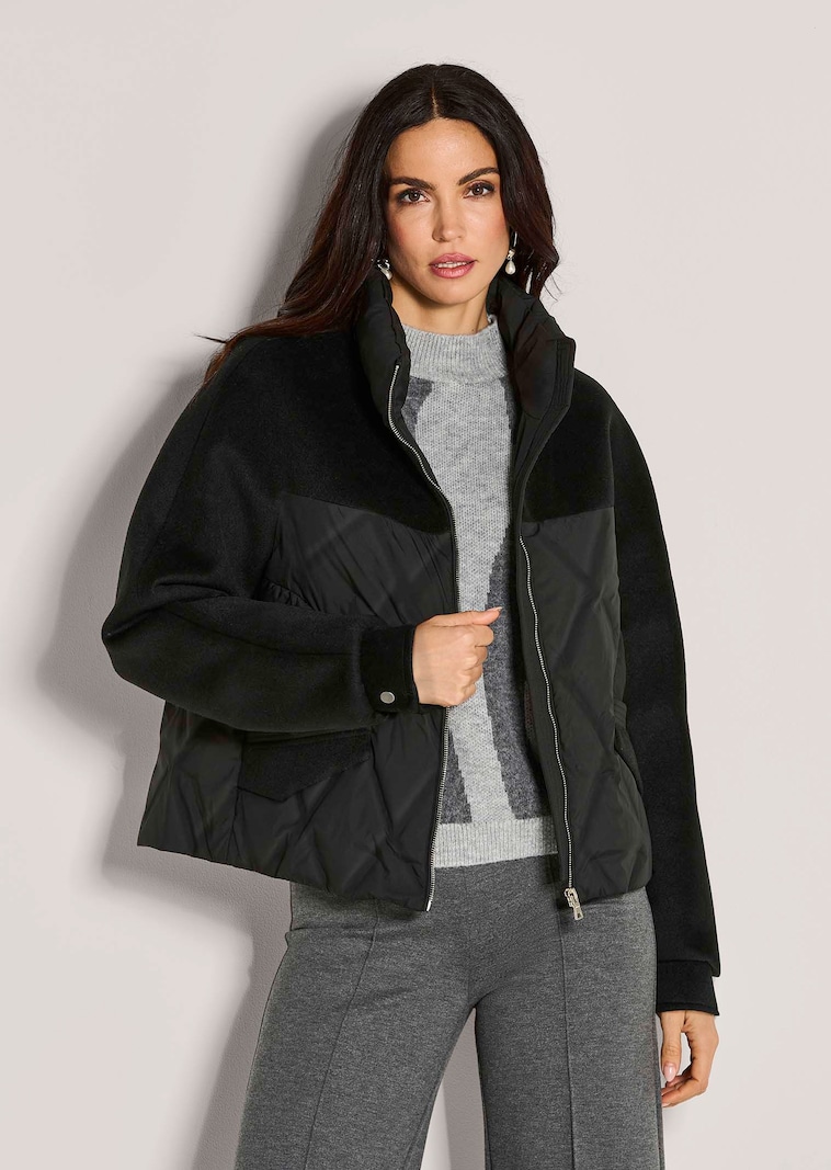 Warm wattierte Kurzjacke in modischem Material-Mix