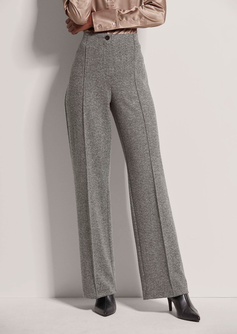 Weite Hose mit Biesen und Bügelfalten