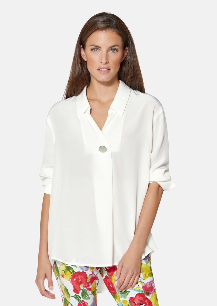 Silk blouse with elegant jewellery button