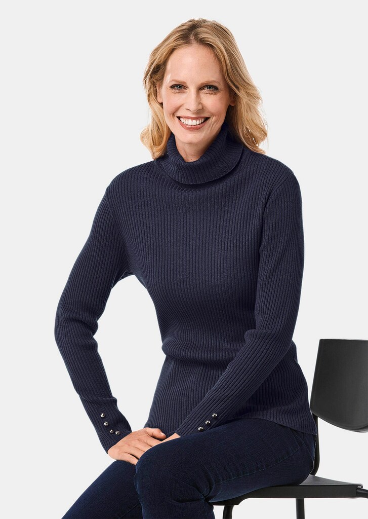 Eleganter Rollkragenpullover mit optischen Knöpfen