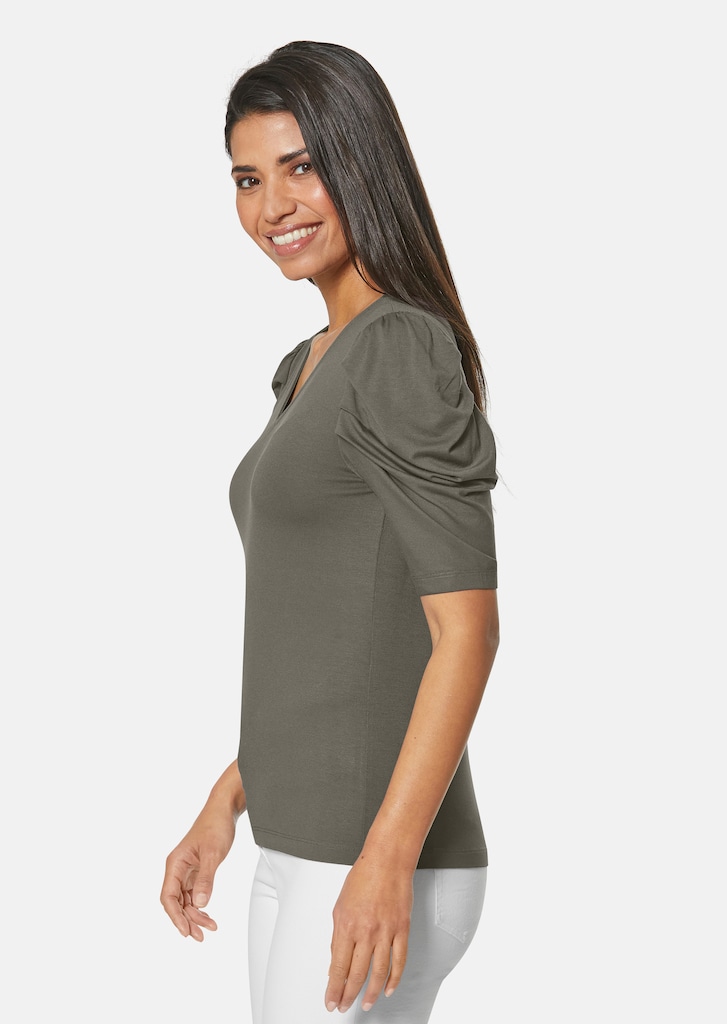 Shirt with shoulder accentuation 3