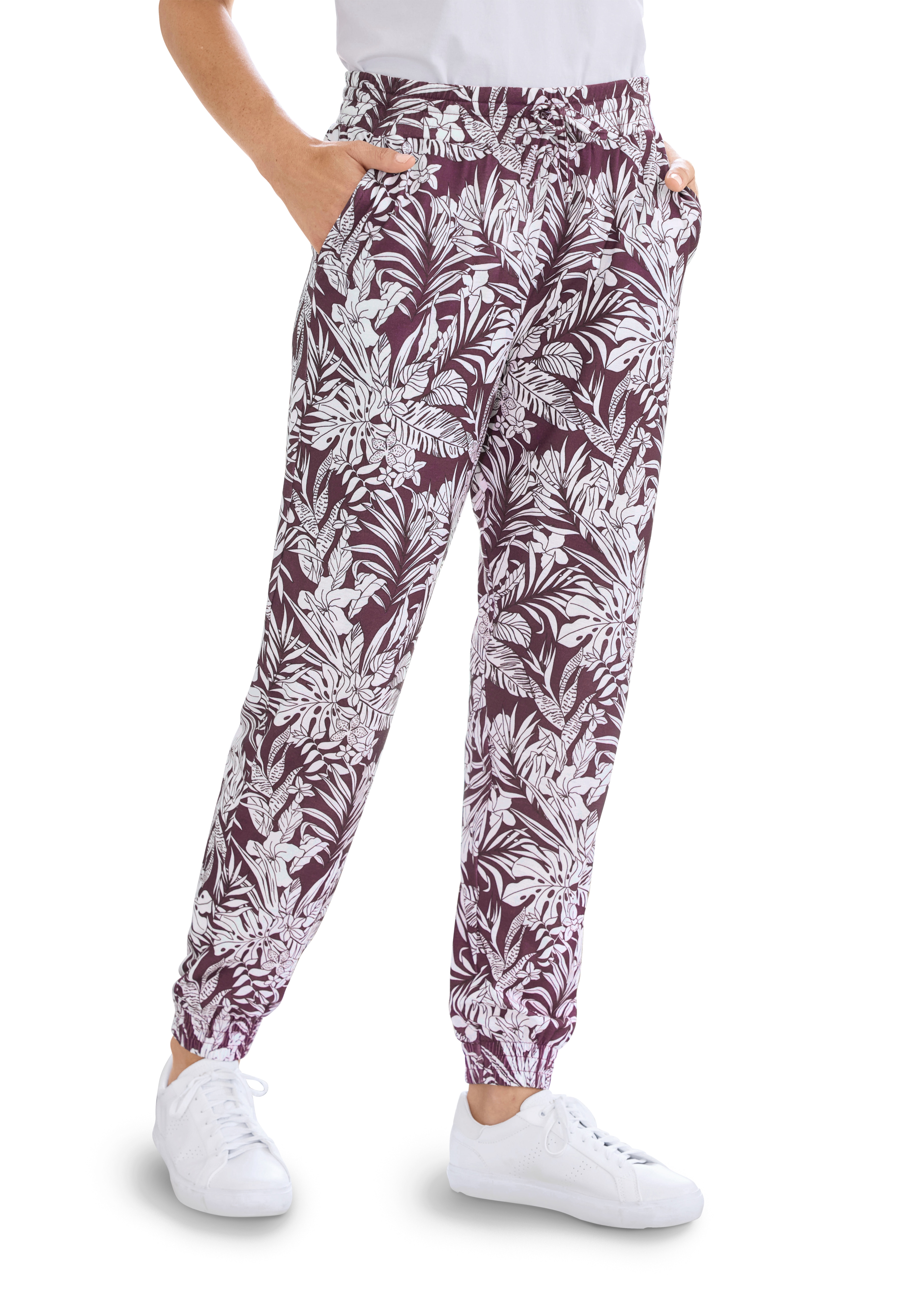 Comfortable joggers with a leaf print