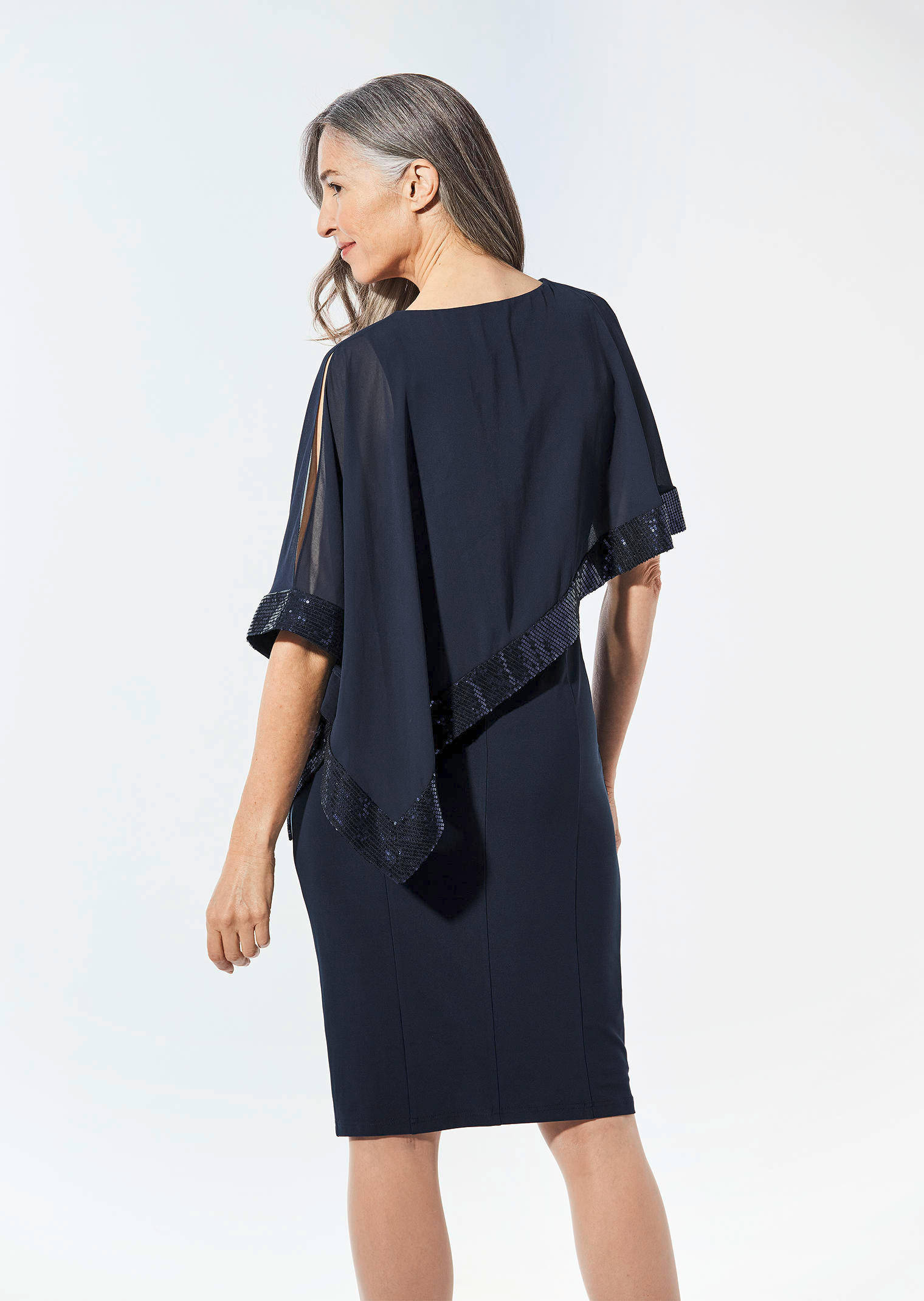 Kleid mit raffiniertem Chiffonüberwurf in marine | atelier GOLDNER