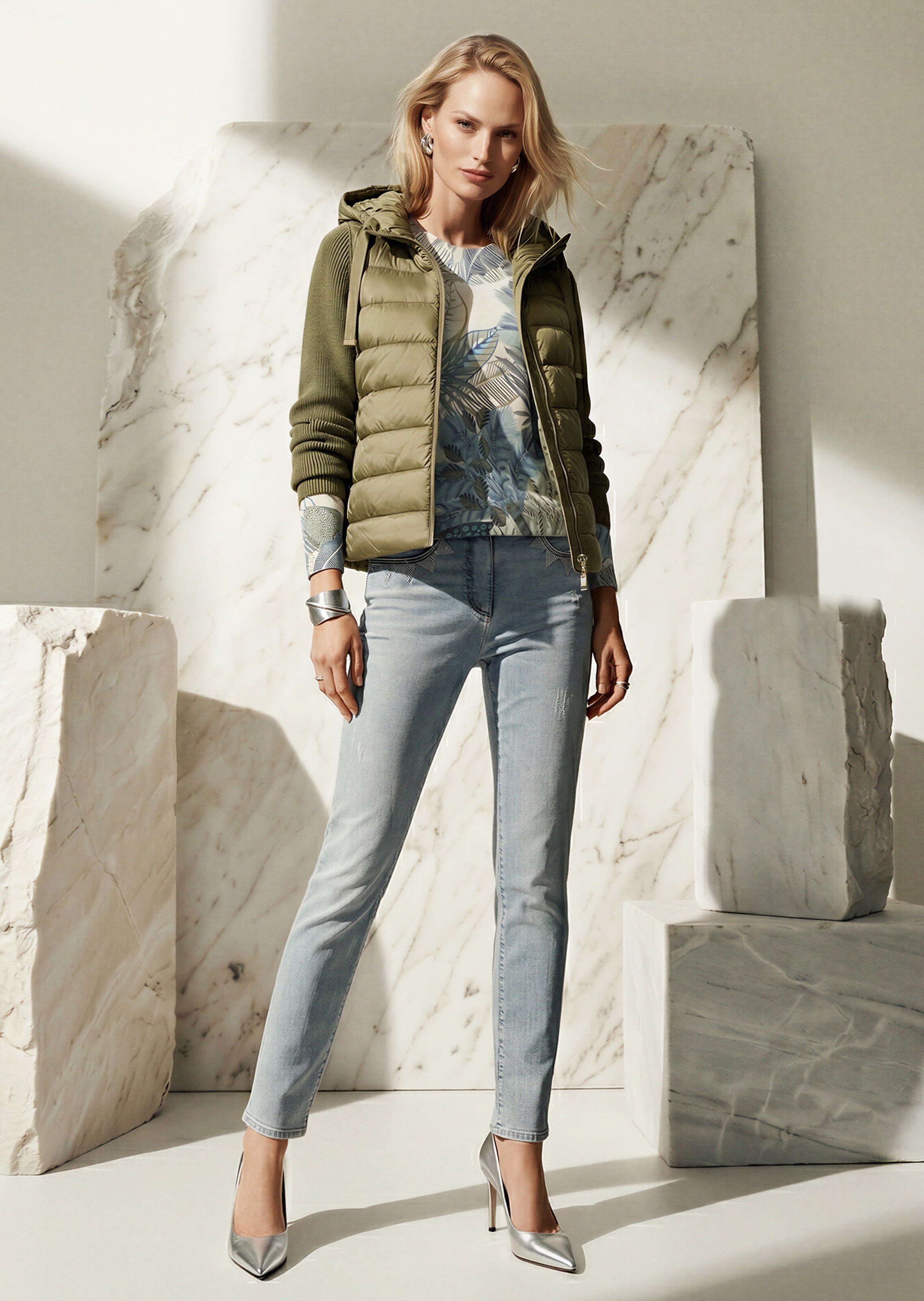 Slim-Jeans mit Strassdetails und modischer Waschung