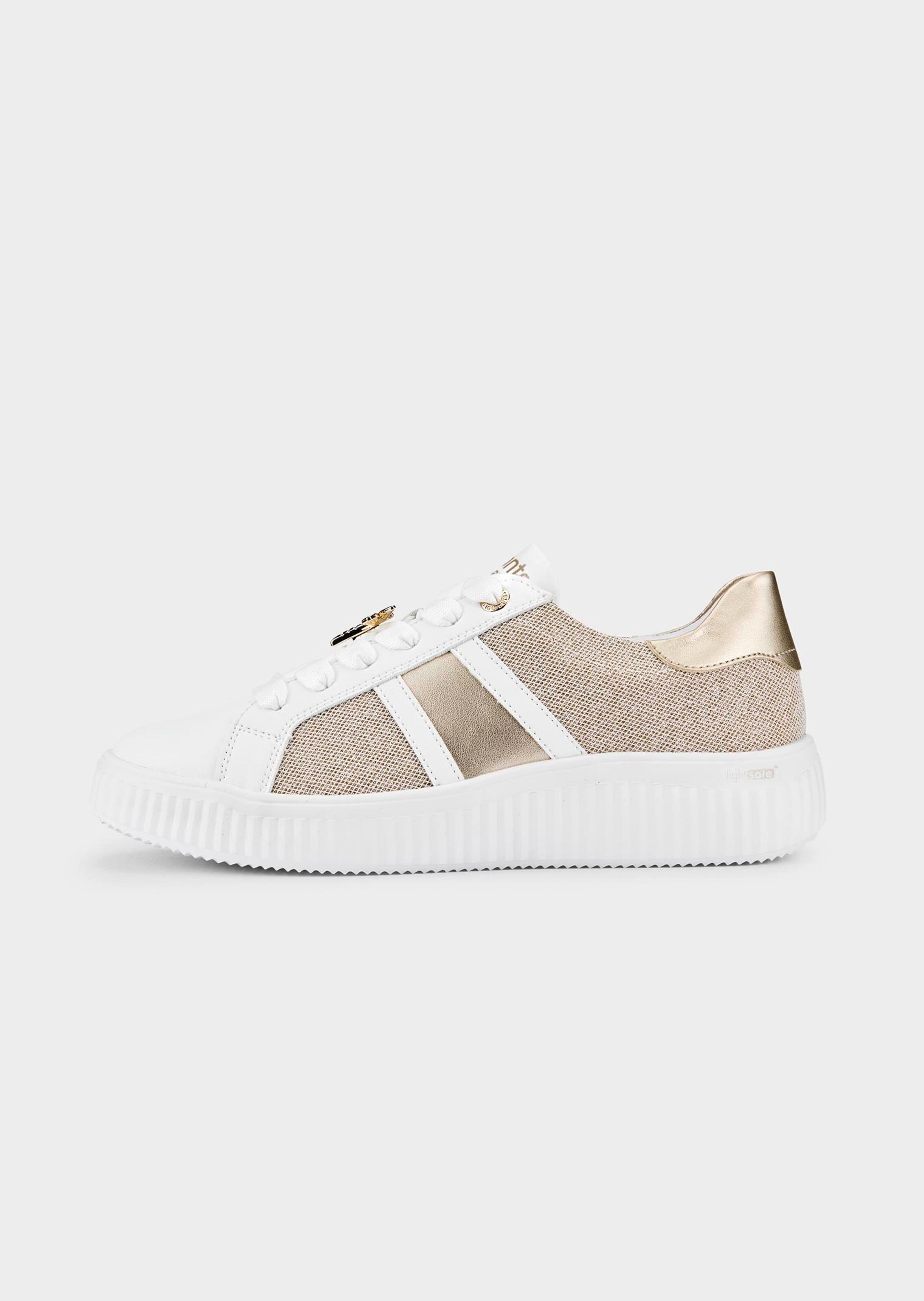 Tennarit kiiltävillä elementeillä