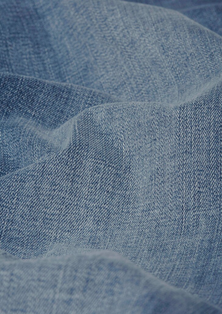 Angenehme Jeanshose mit modischem Saumabschluss