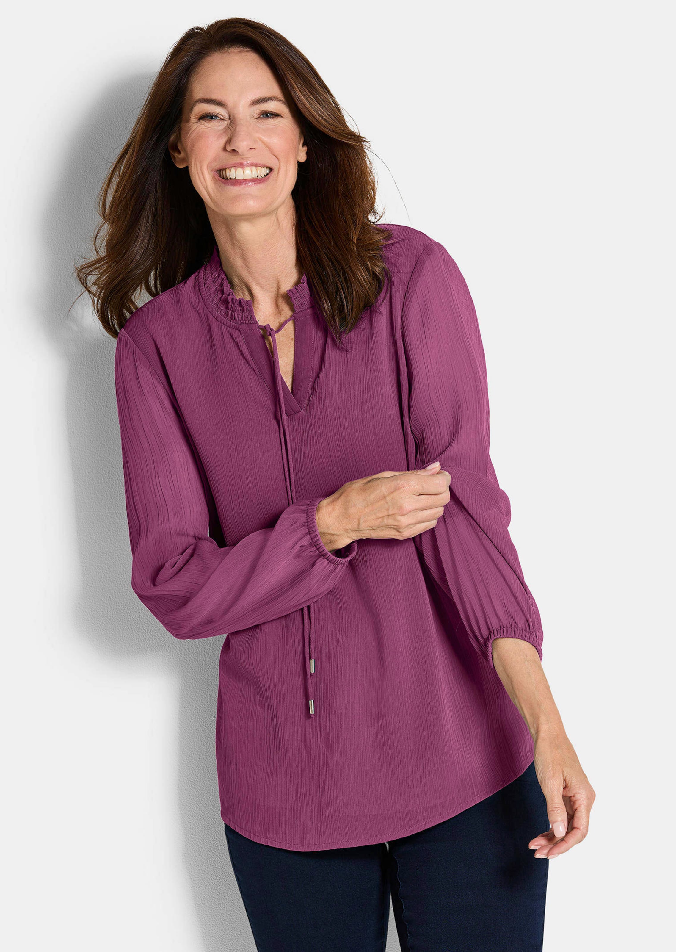 Chiffonbluse mit femininem Ausschnitt